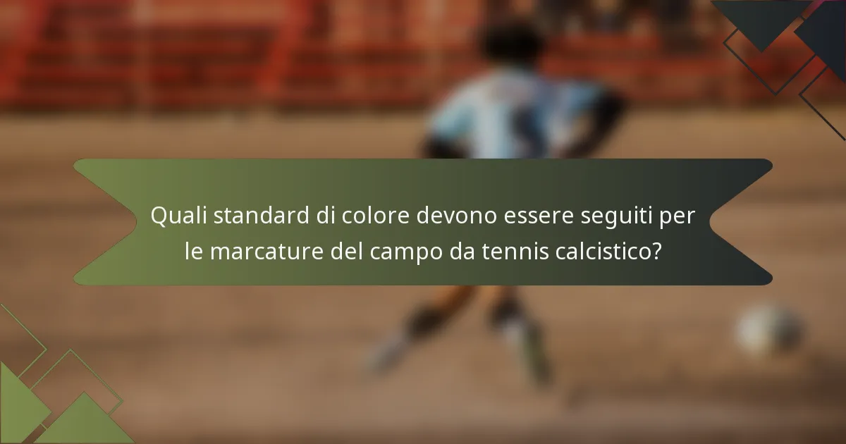 Quali standard di colore devono essere seguiti per le marcature del campo da tennis calcistico?
